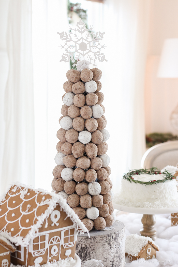 esta adorável mesa de sobremesas é perfeita para as férias e crianças! Celebrem o Natal com casas de pão de gengibre, uma árvore de donut, bolos festivos, biscoitos e muito mais!