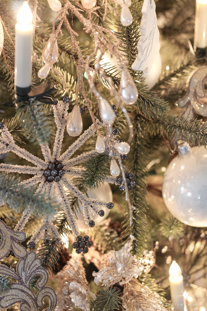 A stunning simple, neutral Christmas tree and how to get this look!