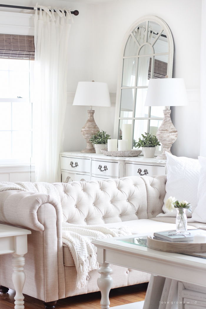 20 Beautiful Living Rooms With White Couches