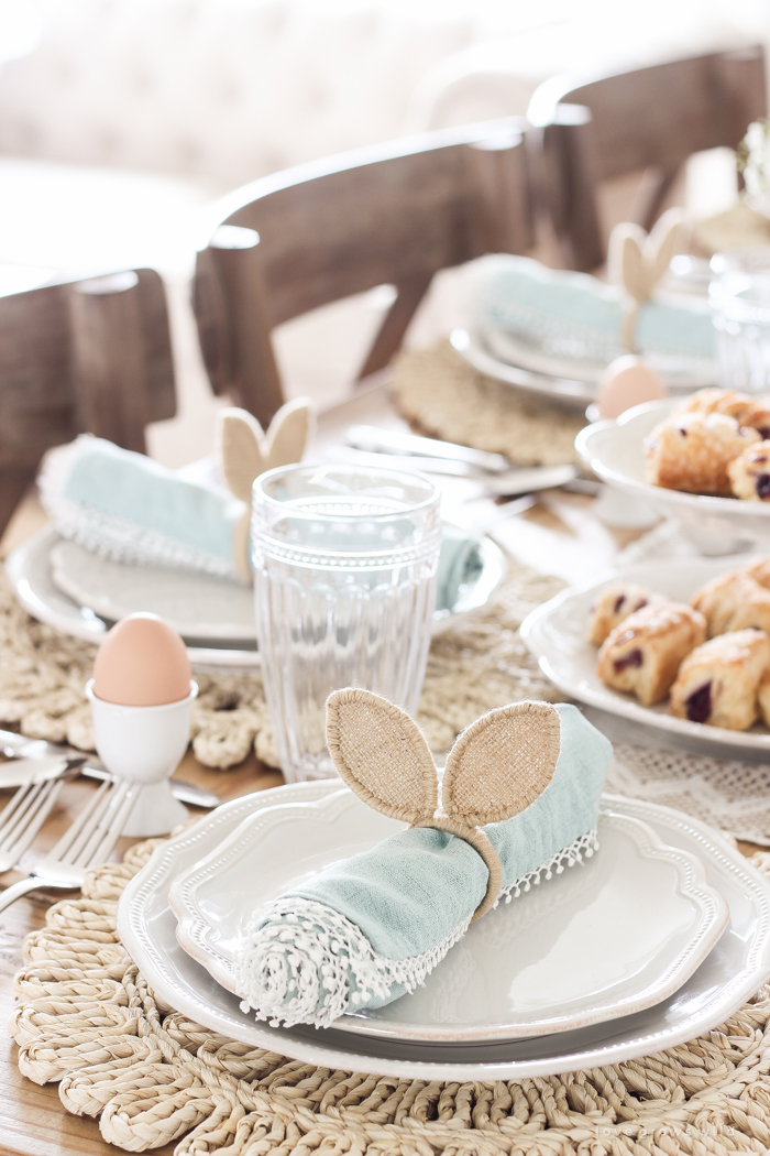 A simple spring tablescape in a beautiful Indiana farmhouse