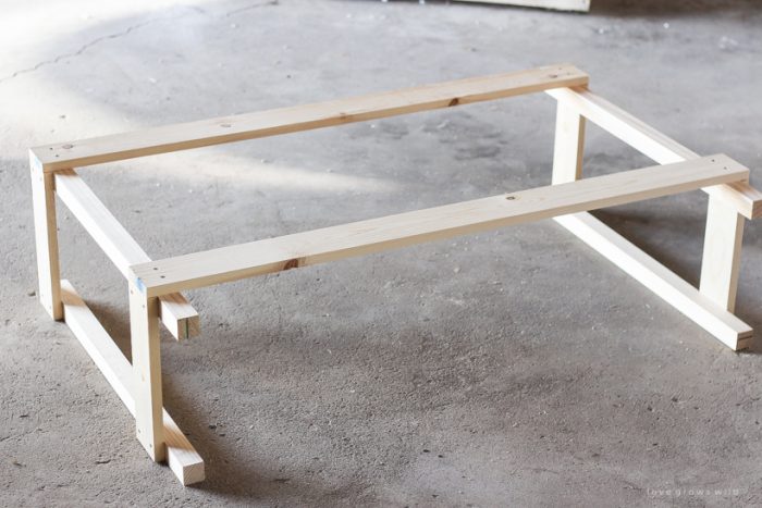 Follow this tutorial to build a beautiful console table that can be used outdoors!