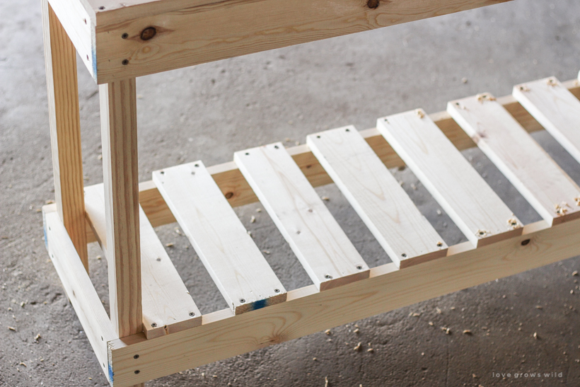 Follow this tutorial to build a beautiful console table that can be used outdoors!