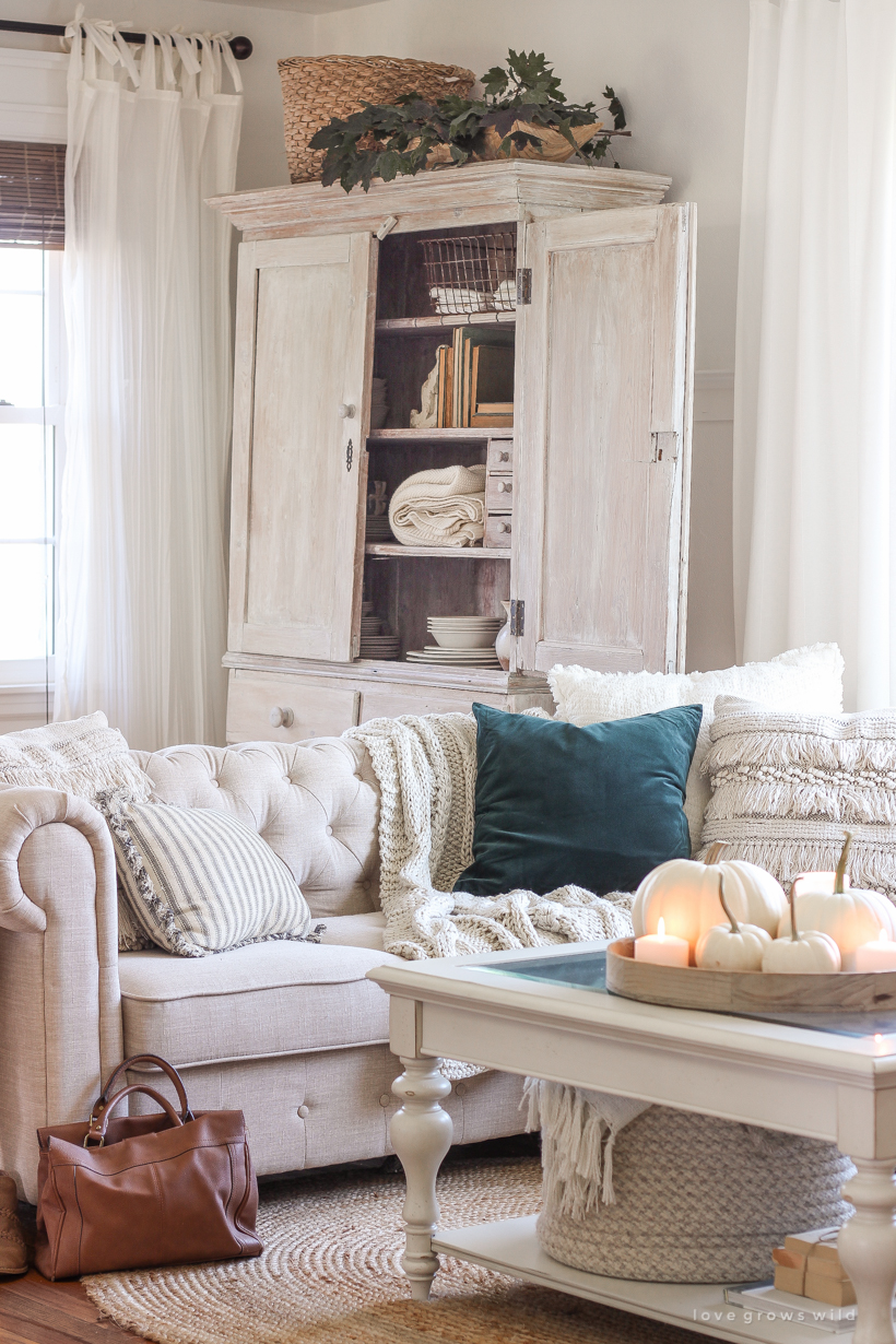 Simple touches of fall in this beautiful neutral living room