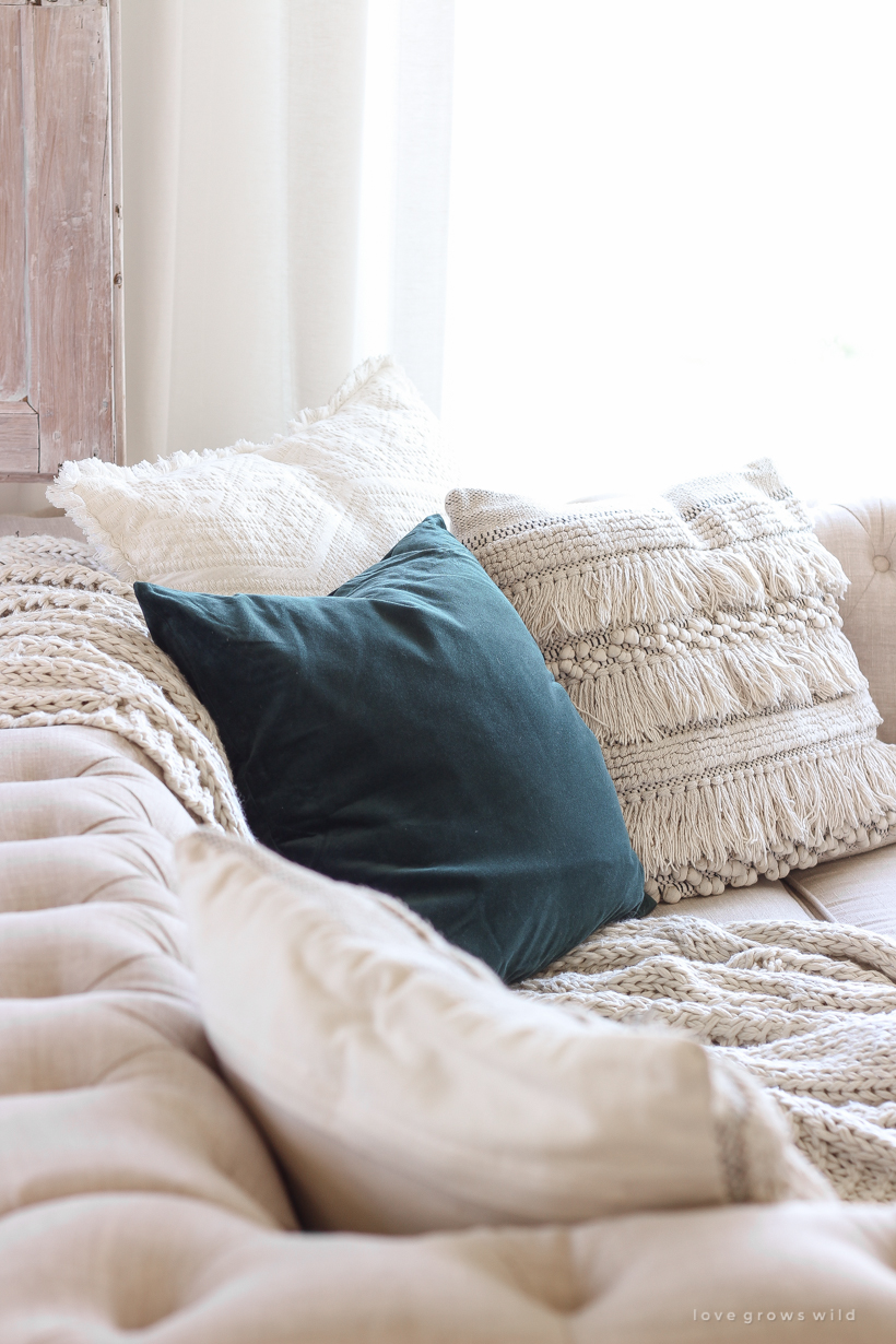 Simple touches of fall in this beautiful neutral living room