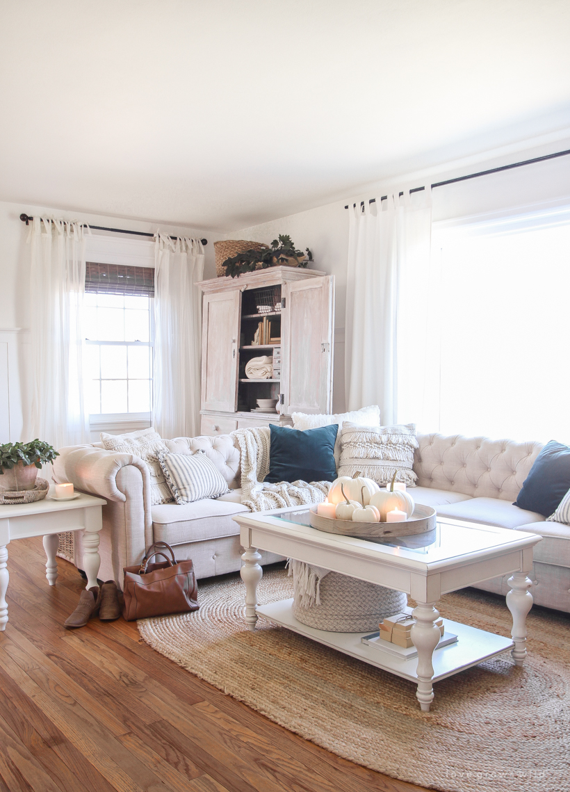 Simple touches of fall in this beautiful neutral living room