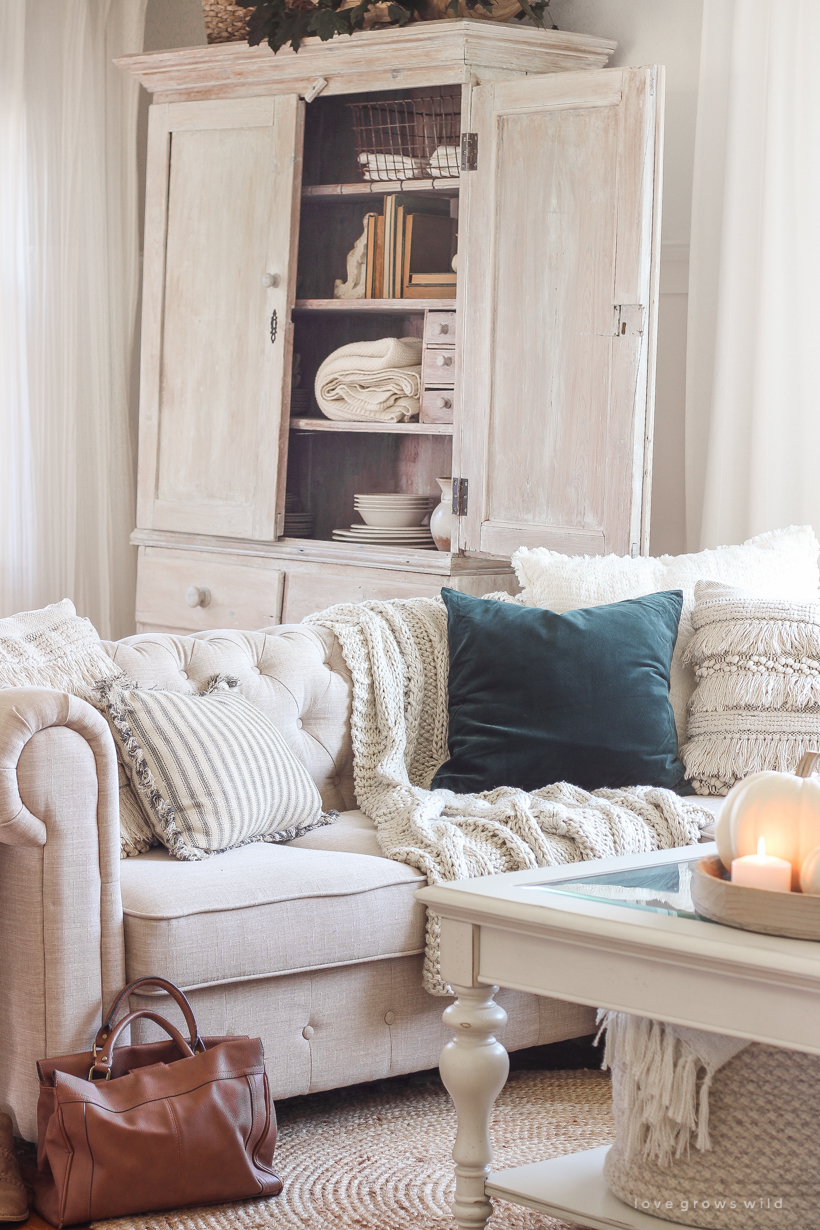 Simple touches of fall in this beautiful neutral living room