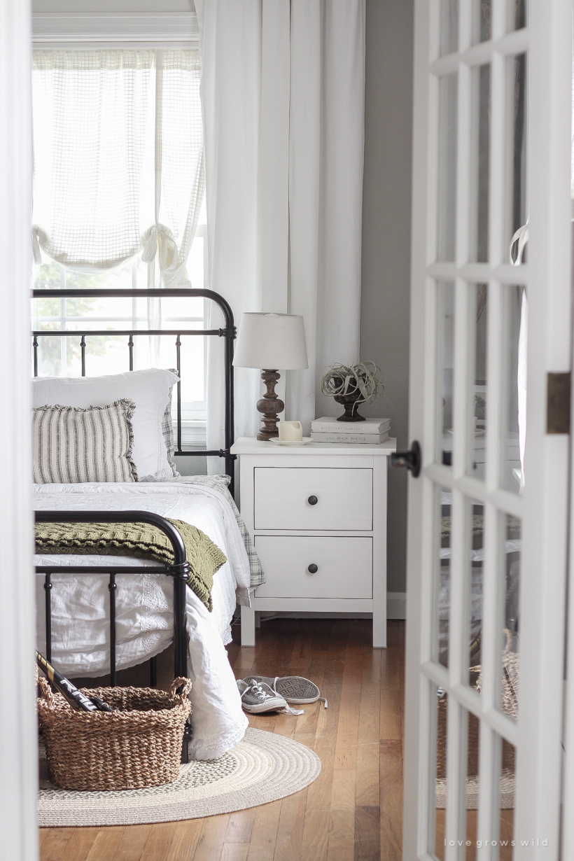 This teenage boy's bedroom is just the right mixture of masculine, simple and cozy. 