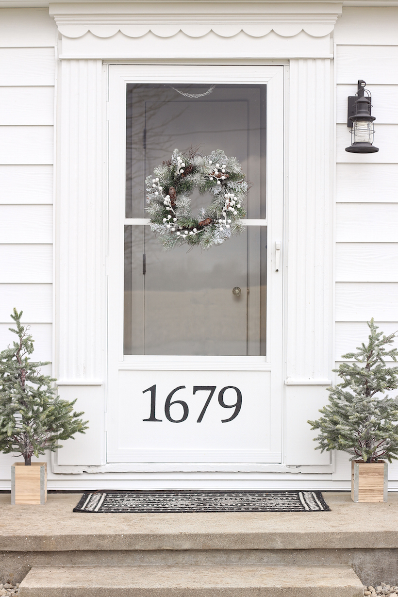 Step inside Indiana home and lifestyle blogger Liz Fourez's charming 1940's farmhouse for simple and inspiring Christmas decorating ideas