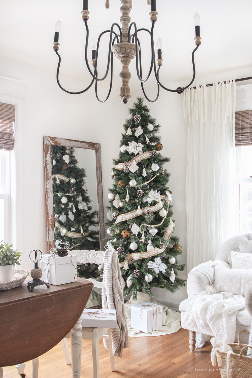 Step inside Indiana home and lifestyle blogger Liz Fourez's charming 1940's farmhouse for simple and inspiring Christmas decorating ideas