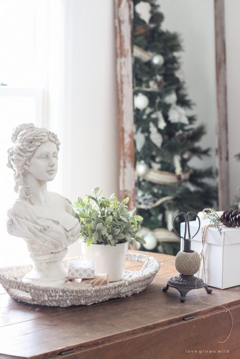 Step inside Indiana home and lifestyle blogger Liz Fourez's charming 1940's farmhouse for simple and inspiring Christmas decorating ideas