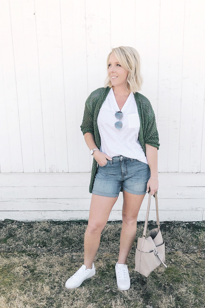 Home and lifestyle blogger Liz Fourez shares spring outfit ideas that are both affordable and stylish