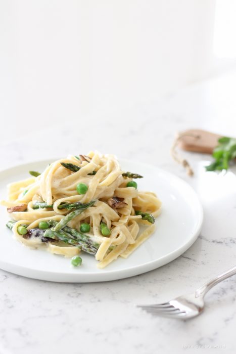 Try this quick and easy dinner recipe - delicious Spring Vegetable Fettuccine Alfredo!