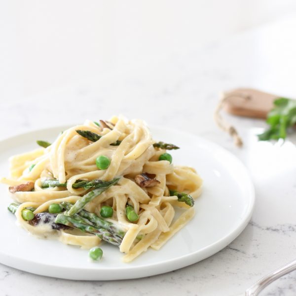Try this quick and easy dinner recipe - delicious Spring Vegetable Fettuccine Alfredo!