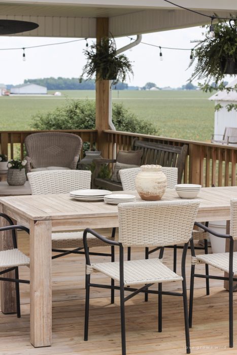 Come see all the details of this beautiful outdoor living space with tons of style and charm at influencer Liz Fourez's Indiana home | lovegrowswild.com