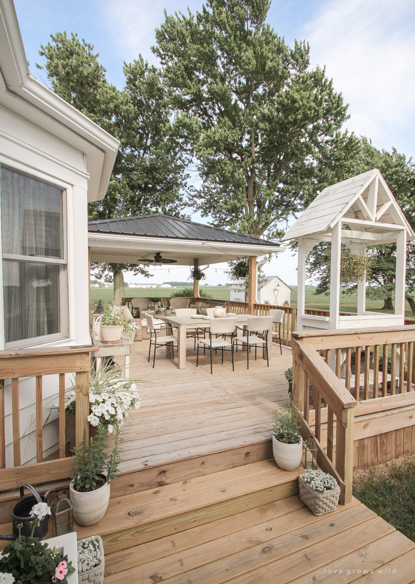 Come see all the details of this beautiful outdoor living space with tons of style and charm at influencer Liz Fourez's Indiana home | lovegrowswild.com