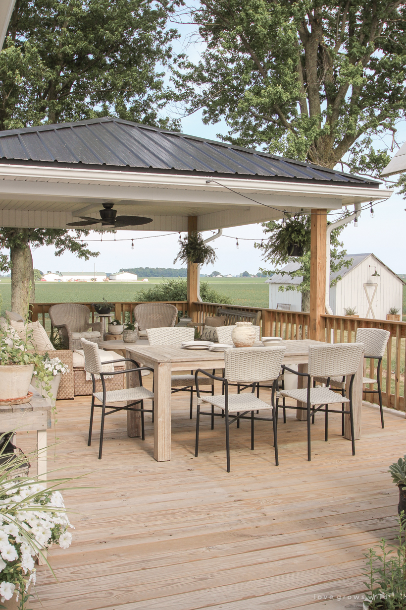 Come see all the details of this beautiful outdoor living space with tons of style and charm at influencer Liz Fourez's Indiana home | lovegrowswild.com