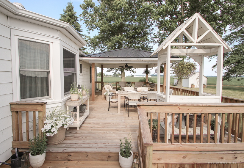 Come see all the details of this beautiful outdoor living space with tons of style and charm at influencer Liz Fourez's Indiana home | lovegrowswild.com