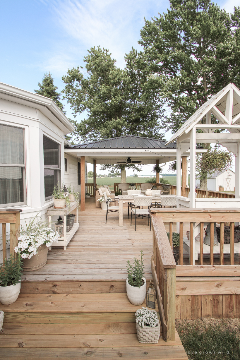 Come see all the details of this beautiful outdoor living space with tons of style and charm at influencer Liz Fourez's Indiana home | lovegrowswild.com