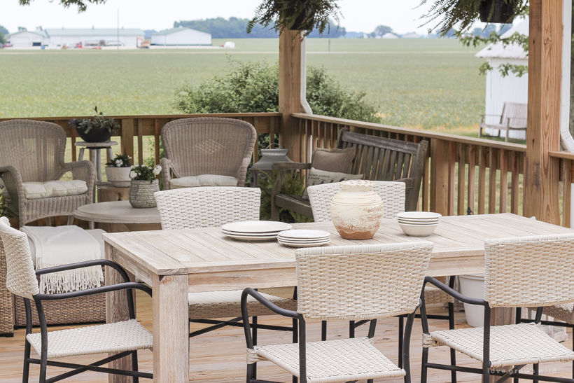 Come see all the details of this beautiful outdoor living space with tons of style and charm at influencer Liz Fourez's Indiana home | lovegrowswild.com