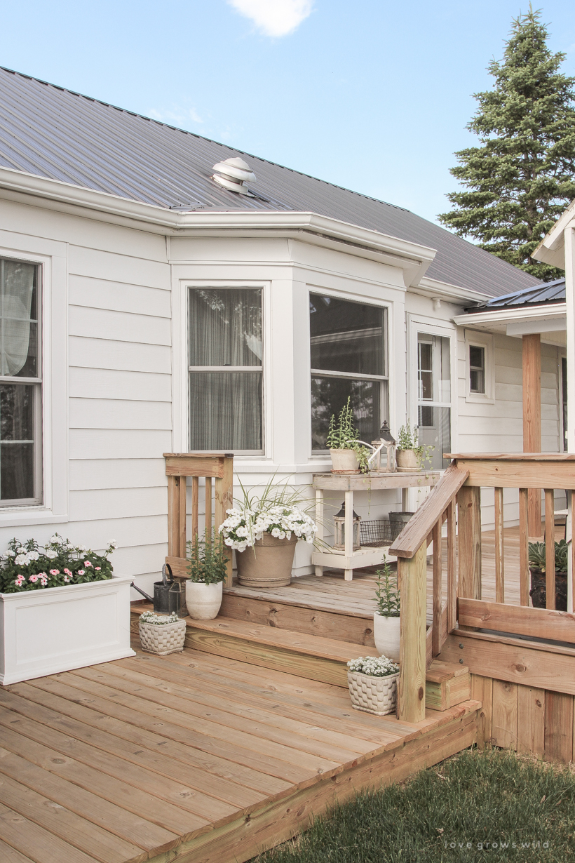 Come see all the details of this beautiful outdoor living space with tons of style and charm at influencer Liz Fourez's Indiana home | lovegrowswild.com