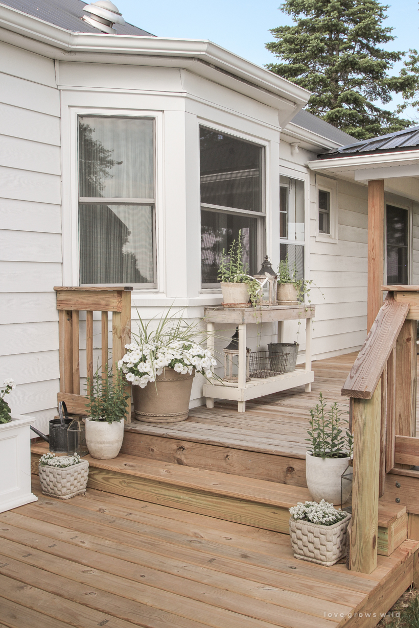 Come see all the details of this beautiful outdoor living space with tons of style and charm at influencer Liz Fourez's Indiana home | lovegrowswild.com