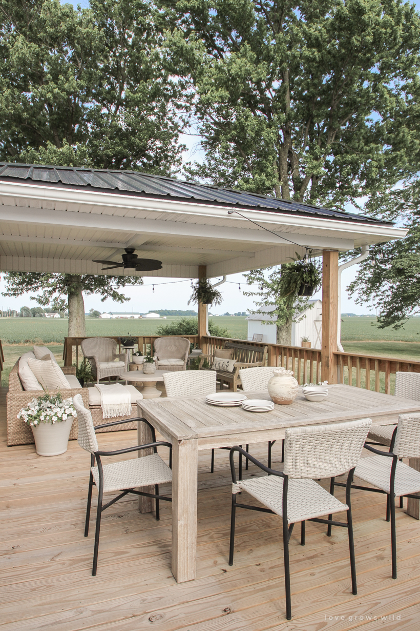 Come see all the details of this beautiful outdoor living space with tons of style and charm at influencer Liz Fourez's Indiana home | lovegrowswild.com