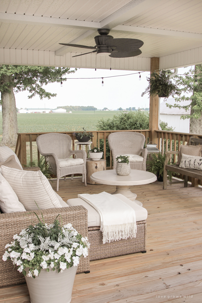 Come see all the details of this beautiful outdoor living space with tons of style and charm at influencer Liz Fourez's Indiana home | lovegrowswild.com