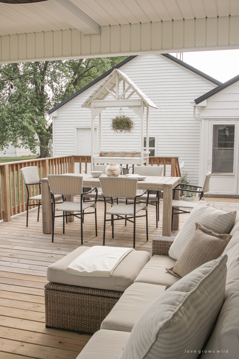 Come see all the details of this beautiful outdoor living space with tons of style and charm at influencer Liz Fourez's Indiana home | lovegrowswild.com