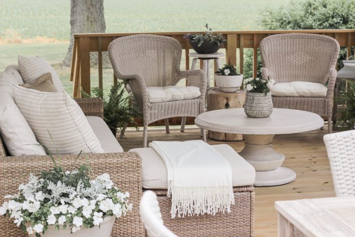 Come see all the details of this beautiful outdoor living space with tons of style and charm at influencer Liz Fourez's Indiana home | lovegrowswild.com