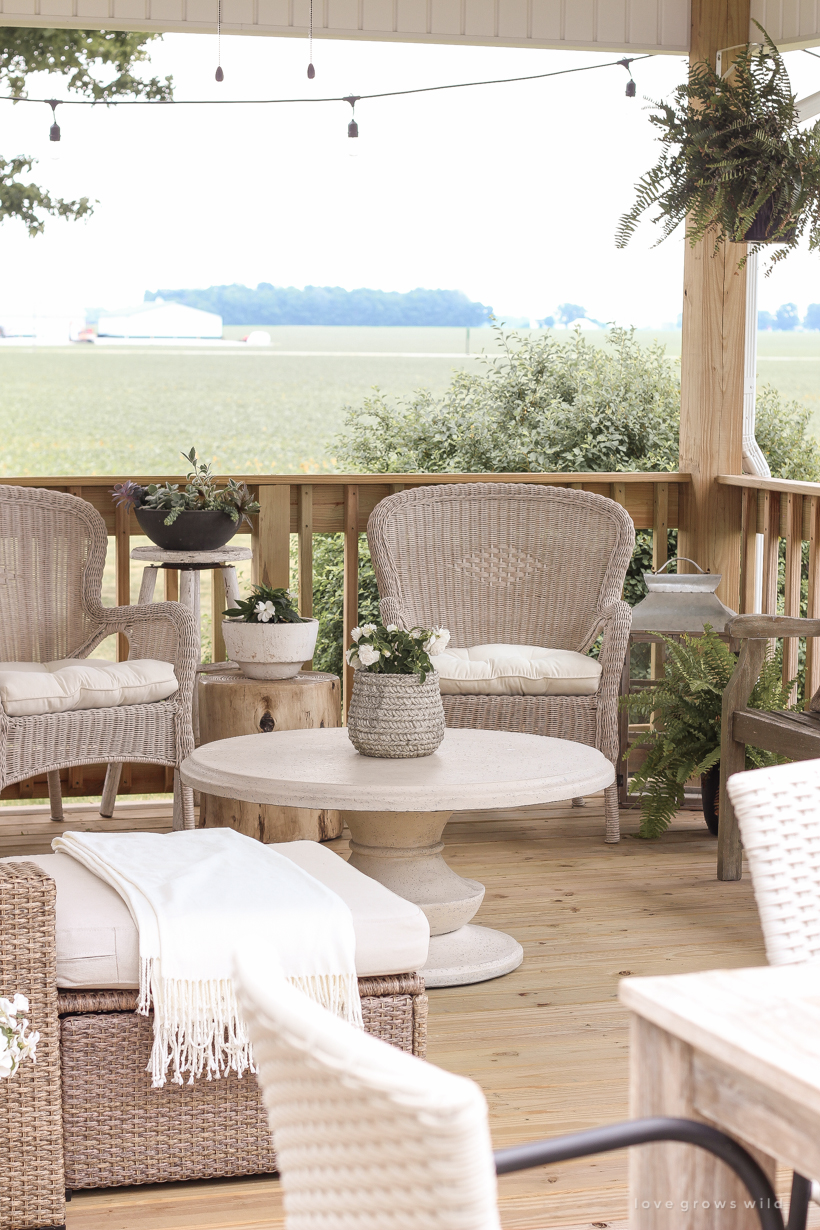 Come see all the details of this beautiful outdoor living space with tons of style and charm at influencer Liz Fourez's Indiana home | lovegrowswild.com