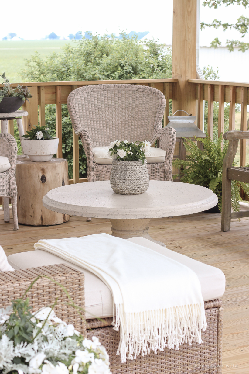 Come see all the details of this beautiful outdoor living space with tons of style and charm at influencer Liz Fourez's Indiana home | lovegrowswild.com