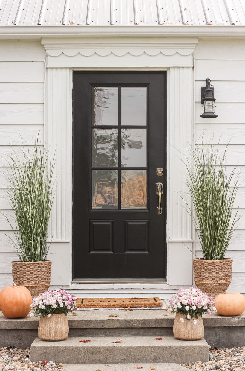 Home blogger and interior decorator Liz Fourez shares her simple, but beautiful fall front porch