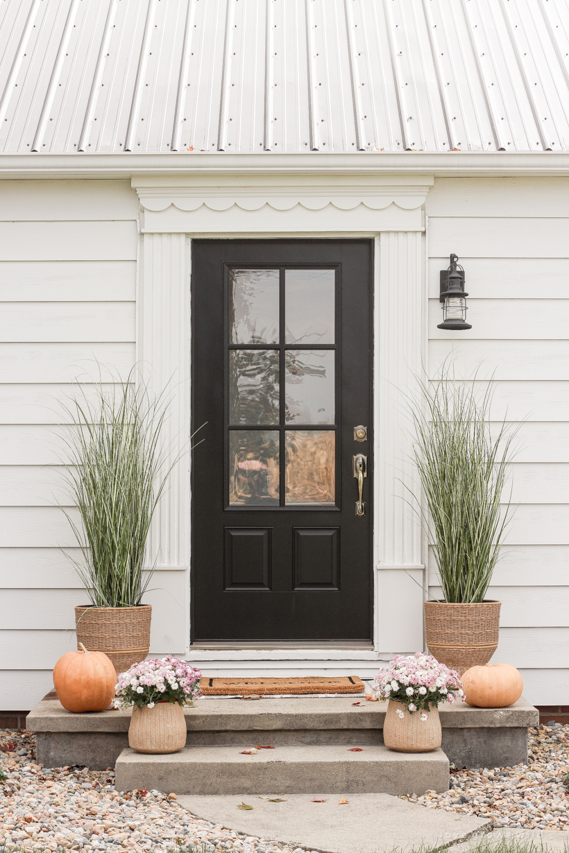 Home blogger and interior decorator Liz Fourez shares her simple, but beautiful fall front porch