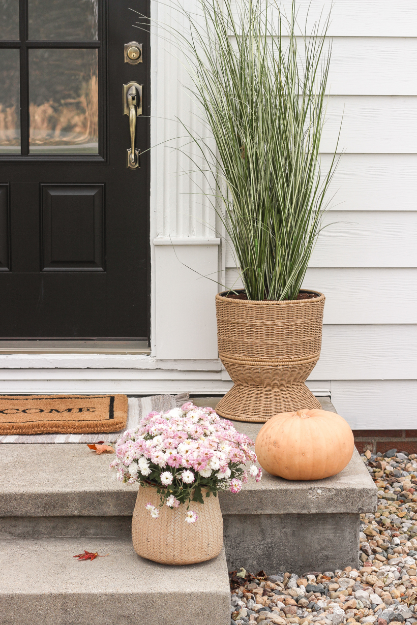 Home blogger and interior decorator Liz Fourez shares her simple, but beautiful fall front porch