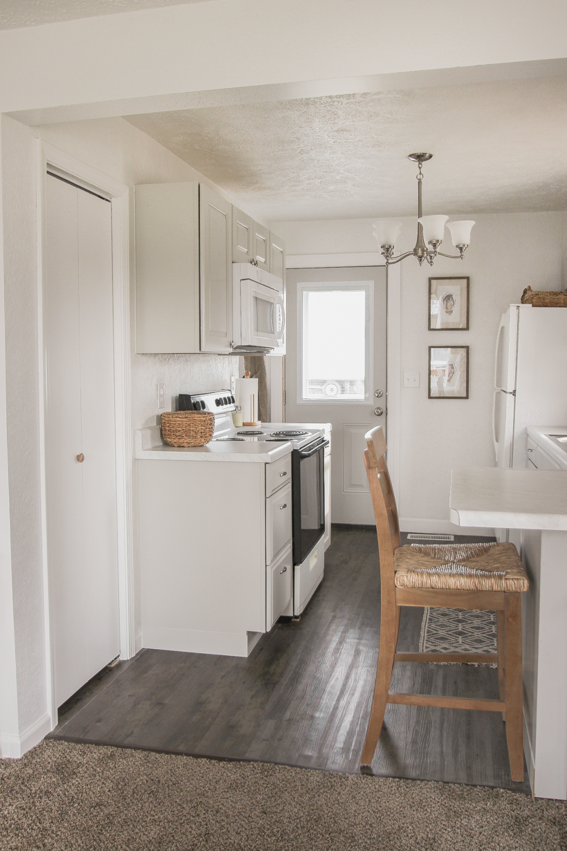 A small rental home decorated in a cozy beachy cottage style on a budget! Get all the details from home blogger and interior decorator Liz Fourez