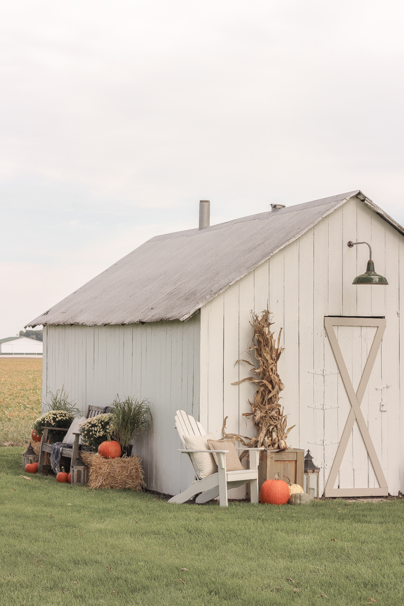 Home blogger and interior decorator Liz Fourez shares easy ideas for outdoor fall decorating on the cutest little barn