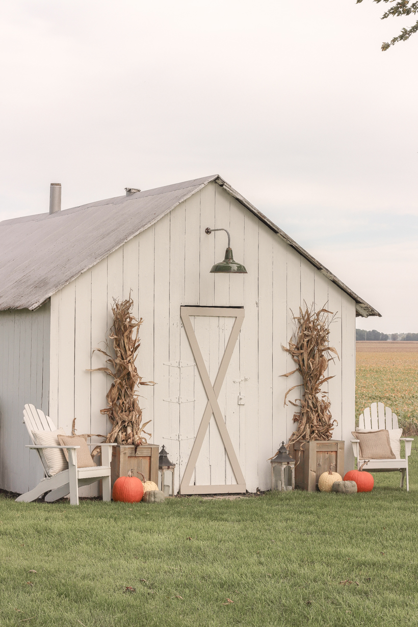 Home blogger and interior decorator Liz Fourez shares easy ideas for outdoor fall decorating on the cutest little barn