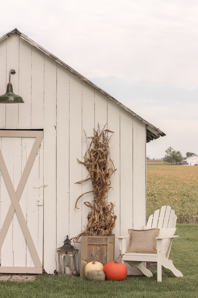 Home blogger and interior decorator Liz Fourez shares easy ideas for outdoor fall decorating on the cutest little barn