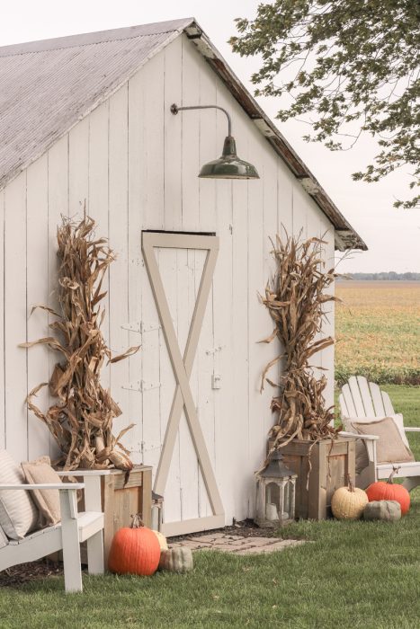 Home blogger and interior decorator Liz Fourez shares easy ideas for outdoor fall decorating on the cutest little barn