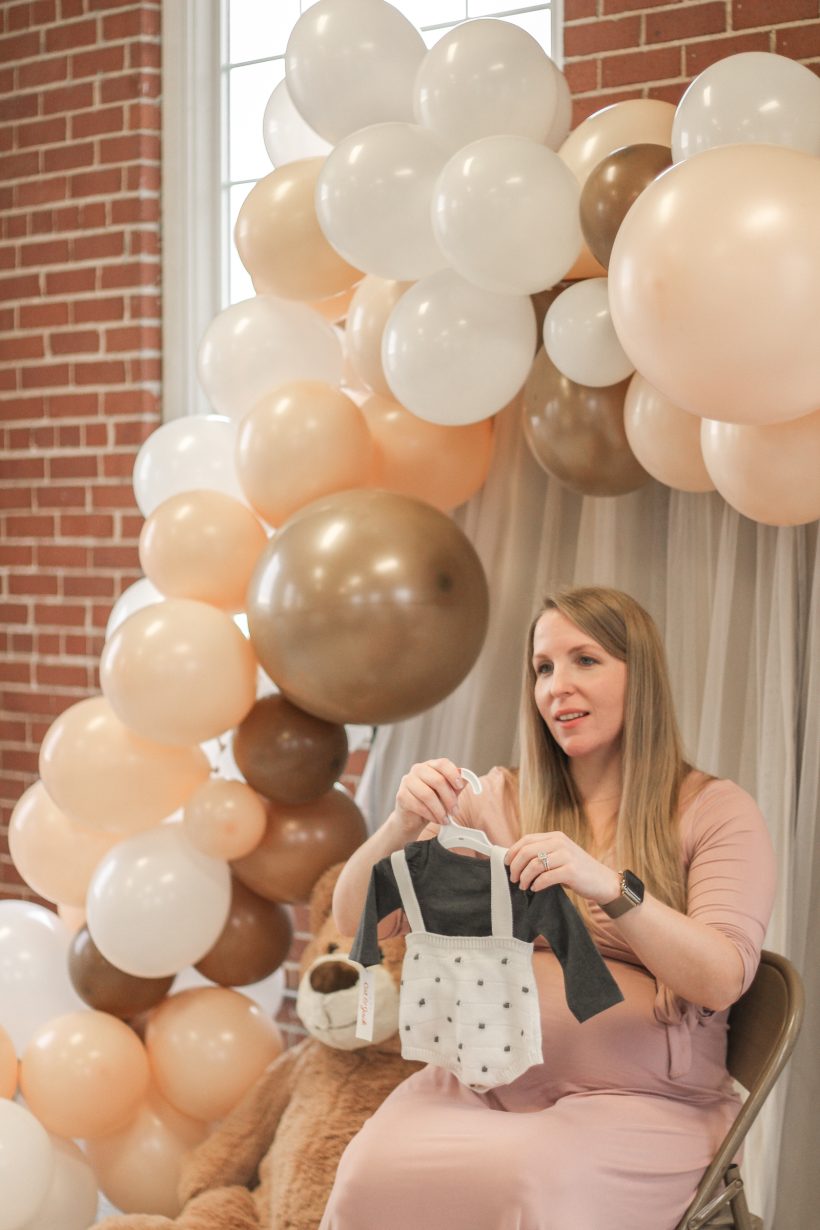 Decorating ideas for the sweetest teddy bear themed baby shower with an easy photo backdrop, diy balloon garland, and teddy bear balloon centerpieces. See all the details on lovegrowswild.com