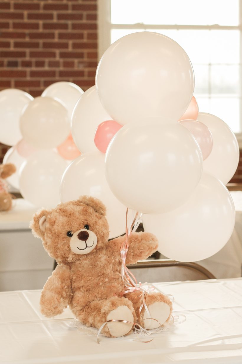 Decorating ideas for the sweetest teddy bear themed baby shower with an easy photo backdrop, diy balloon garland, and teddy bear balloon centerpieces. See all the details on lovegrowswild.com