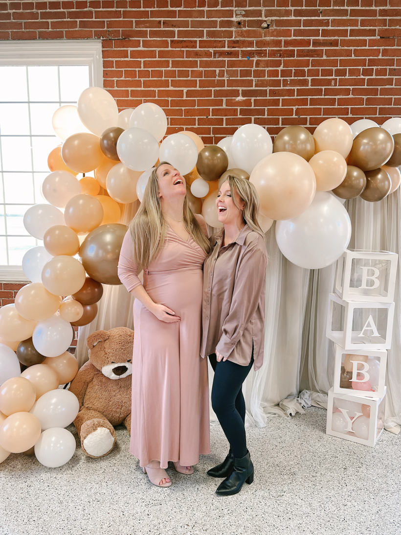 Decorating ideas for the sweetest teddy bear themed baby shower with an easy photo backdrop, diy balloon garland, and teddy bear balloon centerpieces. See all the details on lovegrowswild.com