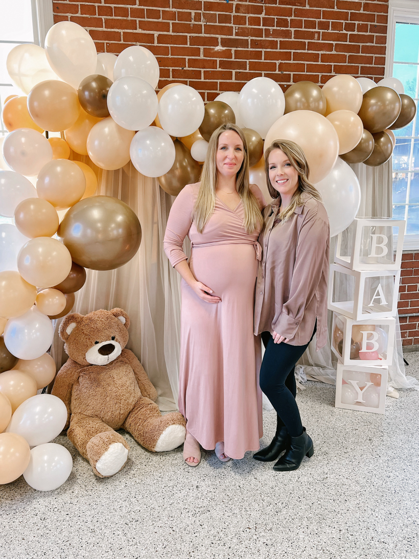 Decorating ideas for the sweetest teddy bear themed baby shower with an easy photo backdrop, diy balloon garland, and teddy bear balloon centerpieces. See all the details on lovegrowswild.com