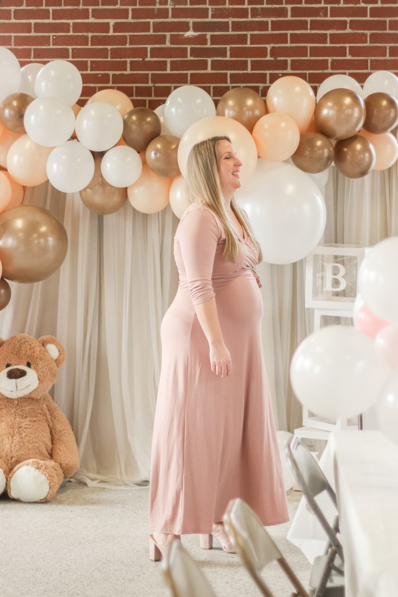 Decorating ideas for the sweetest teddy bear themed baby shower with an easy photo backdrop, diy balloon garland, and teddy bear balloon centerpieces. See all the details on lovegrowswild.com